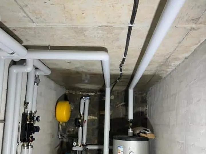 Local technique de maison : conduites isolées, vase d'expansion, collecteur et ballon
